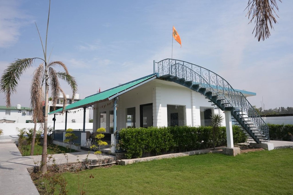 Evening dining room with large windows and ceiling fans